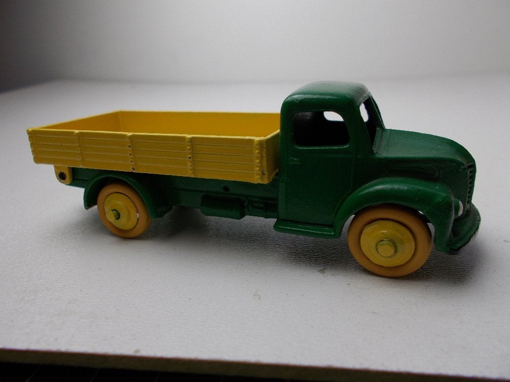 1951 Dinky Toys 30N DODGE FARM PRODUCE WAGON (Gerestaureerd), Hobby en Vrije tijd, Modelauto's | 1:43, Ophalen of Verzenden, Gebruikt
