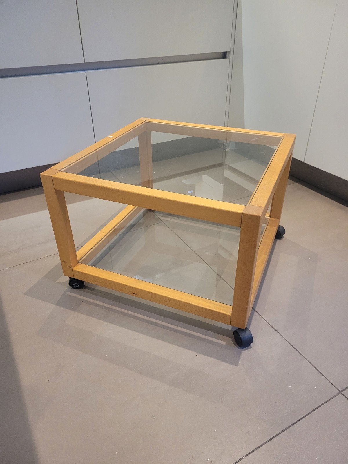Gratis - Houten bijzettafel met glazen platen en wieltjes, Ophalen, Minder dan 45 cm, Minder dan 55 cm, Gebruikt