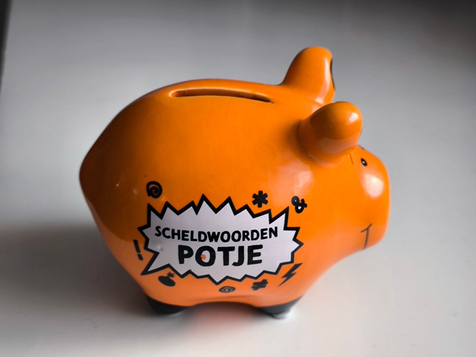Leuk aardewerk spaarvarken 'Scheldwoorden Potje', Ophalen of Verzenden, Gebruikt, Steen, Aardewerk of Keramiek