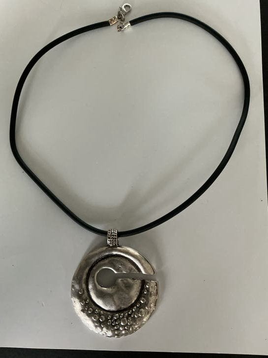 Nieuw zamak hanger aan rubber koord, Sieraden, Tassen en Uiterlijk, Nieuw, Ophalen of Verzenden, Zilver, Overige materialen