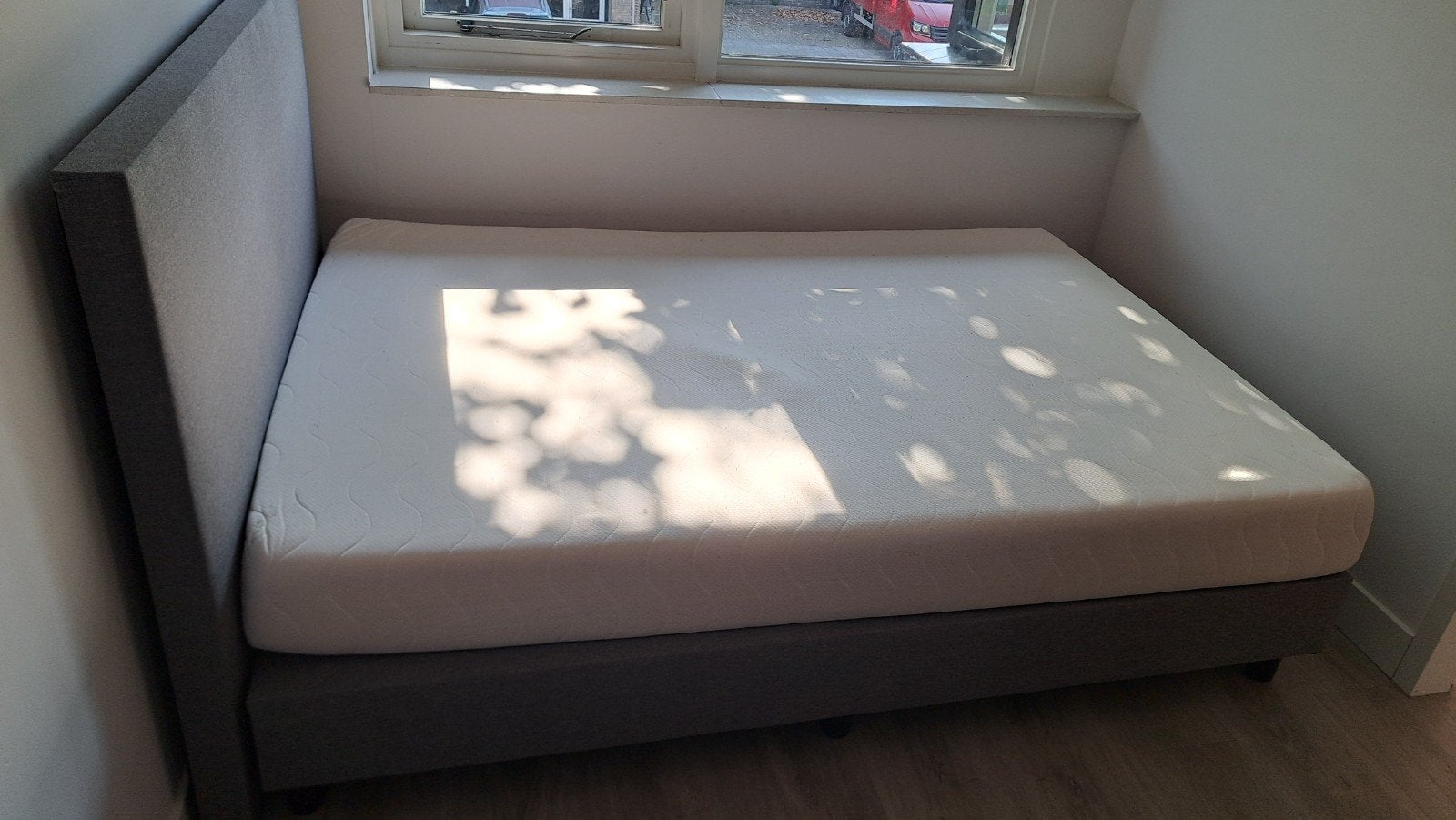 Grijs bed met matras (twijfelaar), Ophalen, Gebruikt, 140 cm, Twijfelaar