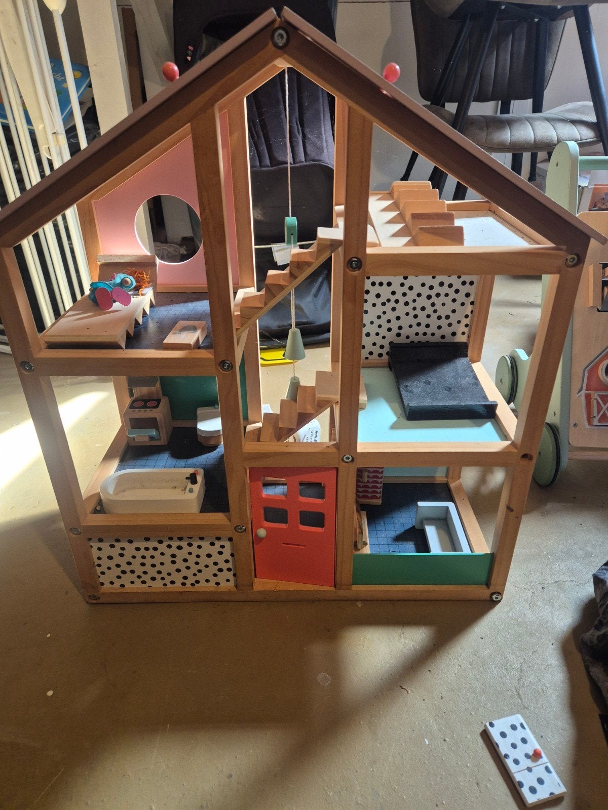 Houten poppenhuis met meubels, Ophalen, Gebruikt