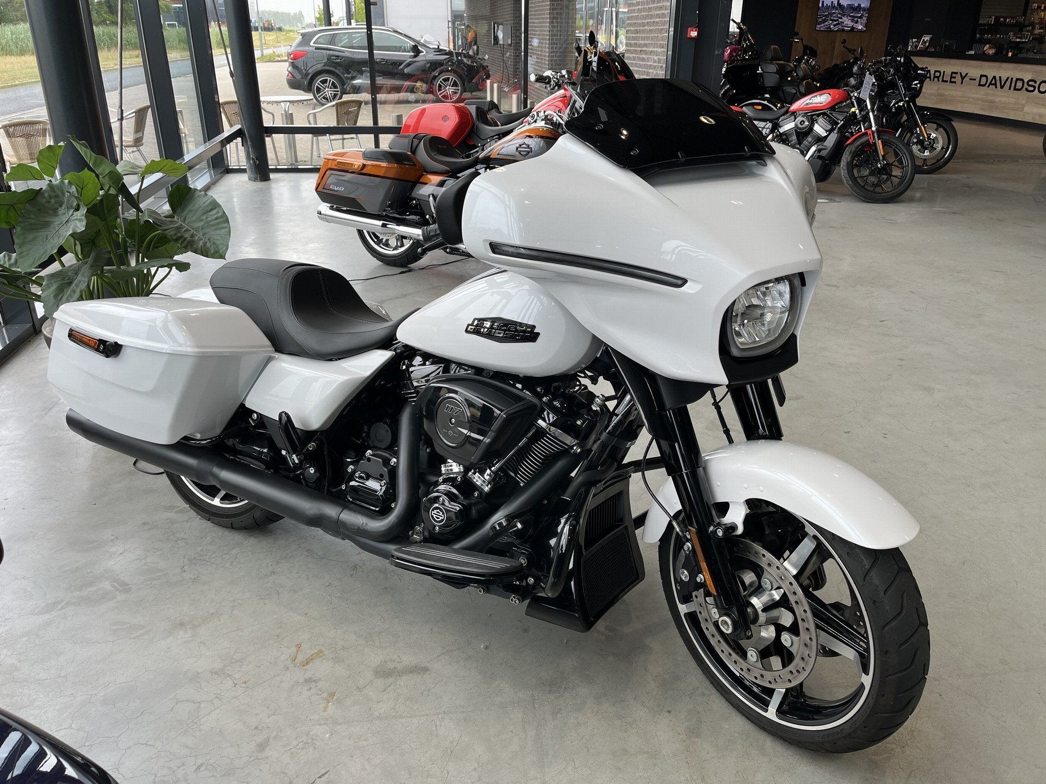 Harley-Davidson FLHX Street Glide (bj 2024), Motoren, ABS, Meer dan 35 kW, Zuiderweg 164
1461 GN  Zuidoostbeemster, NL, 1923 cc