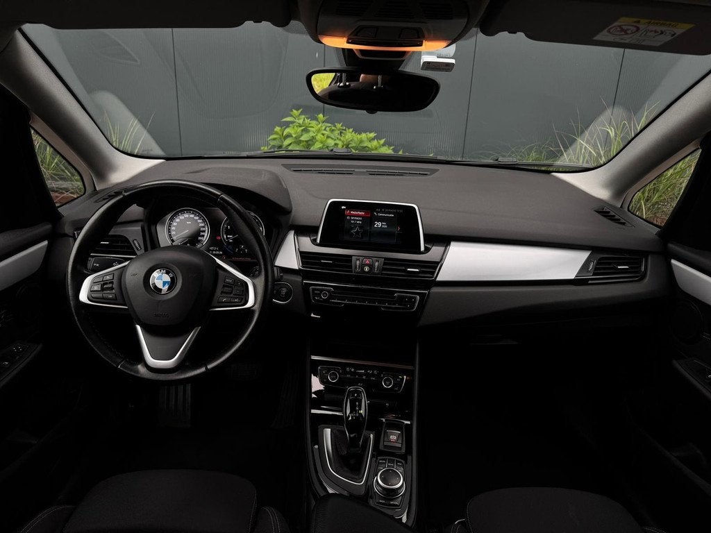 BMW 2-serie Active Tourer 218i Corporate Lease Executive NAV, Auto's, BMW, Stof, Gebruikt, Met garantie (alle), Zwart