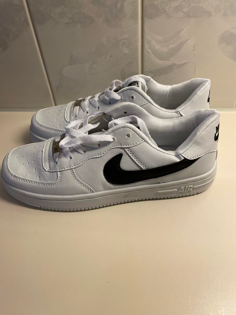 Nike Air Force 1 Wit/Zwart - Maat 42 - Nieuw & Ongedragen, Kleding | Heren, Schoenen, Ophalen of Verzenden, Nieuw, Wit, Sneakers of Gympen