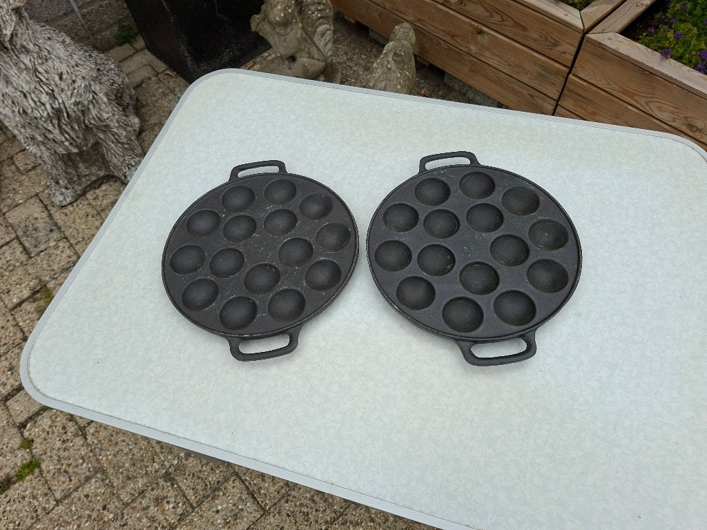 2 gietijzeren poffertjes pannen, Ophalen of Verzenden, Zo goed als nieuw, Rvs, Pannenset