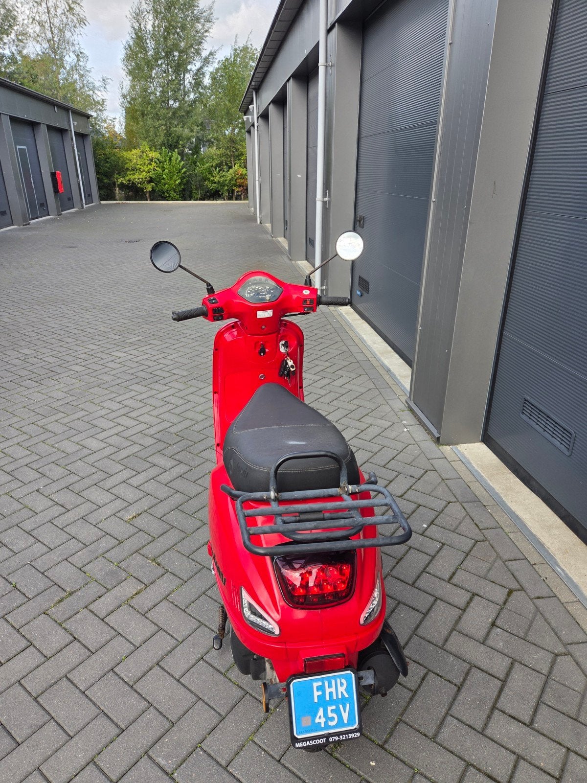 TE KOOP MOOIE RODE SCOOTER BLAUW KENTEKEN, Fietsen en Brommers, Overige merken, Ophalen of Verzenden, Zo goed als nieuw, Benzine