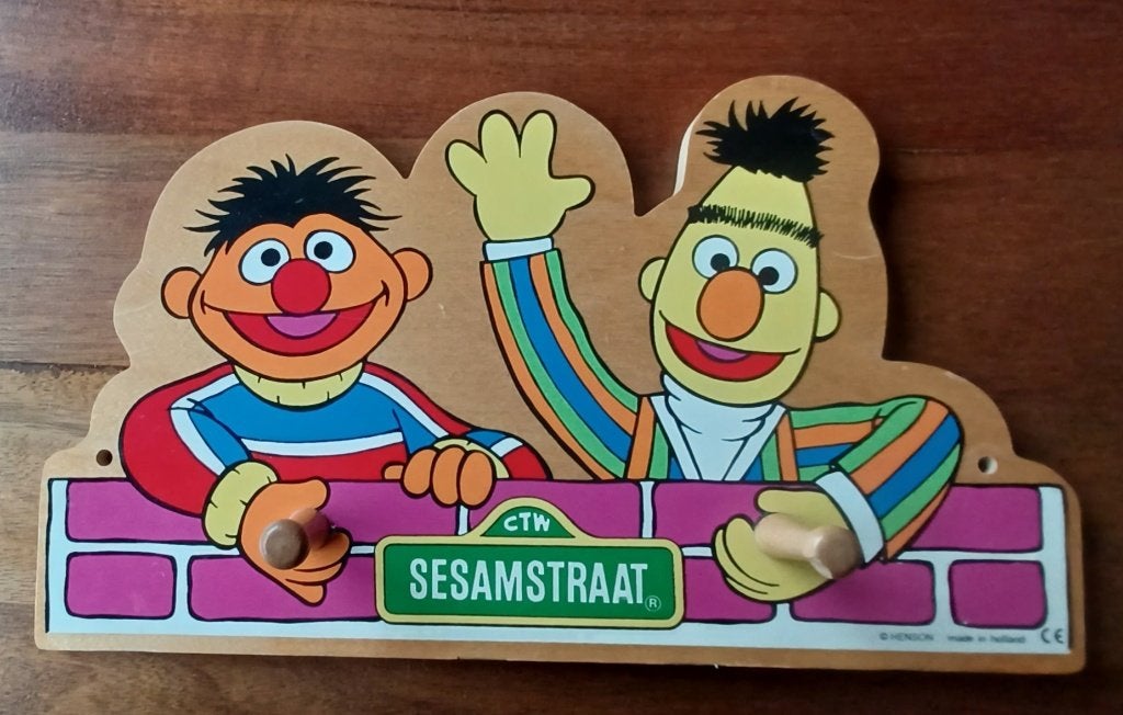Bert en Ernie (Sesamstraat) / Houten kapstok / 35 x 20 cm, Huis en Inrichting, Wandkapstok, Verzenden, Zo goed als nieuw, Minder dan 100 cm