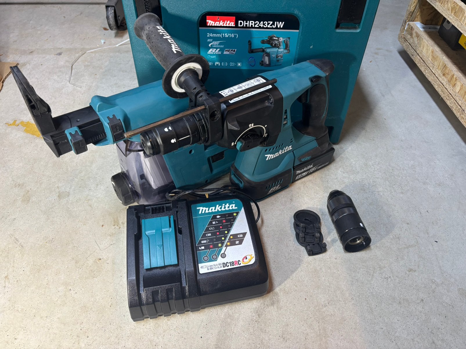 ZGAN Makita DHR243 klopboor + afzuiging, 5ah accu en lader, Ophalen of Verzenden, Zo goed als nieuw, Boor- en/of Breekhamer
