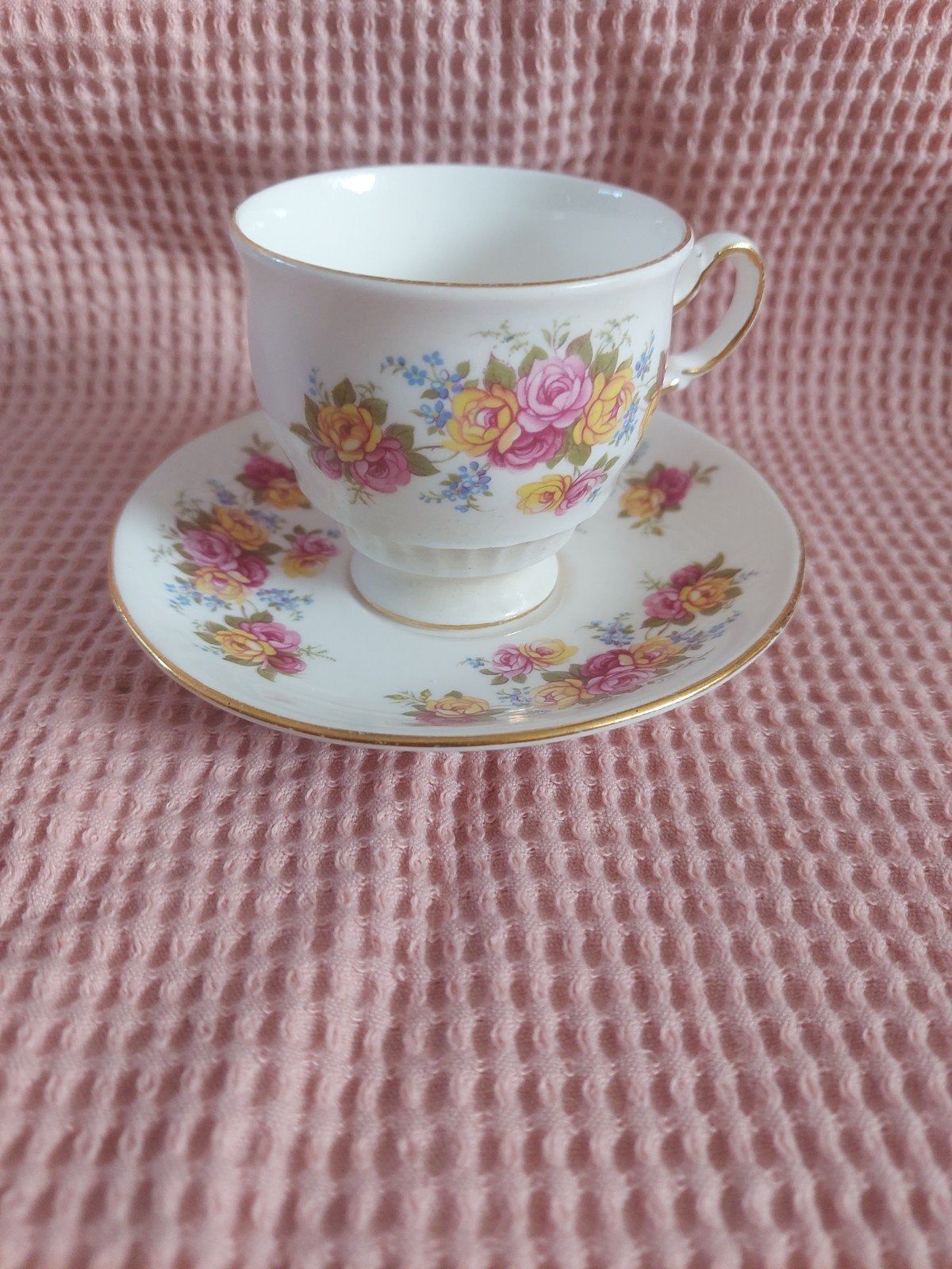 Royal Vale Bone China Kop en Schotel - Bloemenpatroon, Ophalen of Verzenden