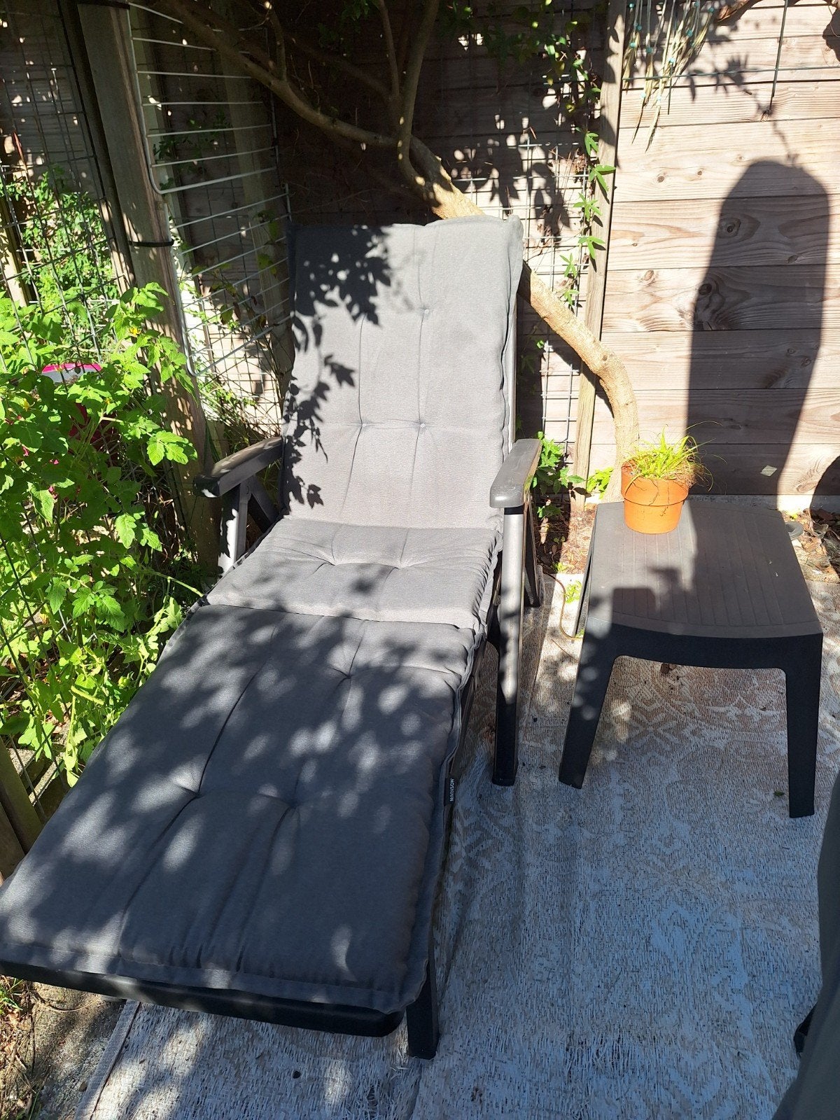 Loungebed met 2 Madison kussens en bijzettafel, Ophalen, Gebruikt, Overige materialen