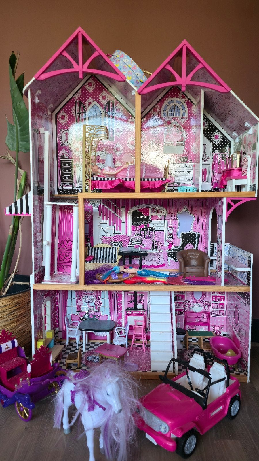 Groot barbie poppenhuis met meubels, poppen en auto, Kinderen en Baby's, Speelgoed | Poppenhuizen, Ophalen, Gebruikt, Poppenhuis