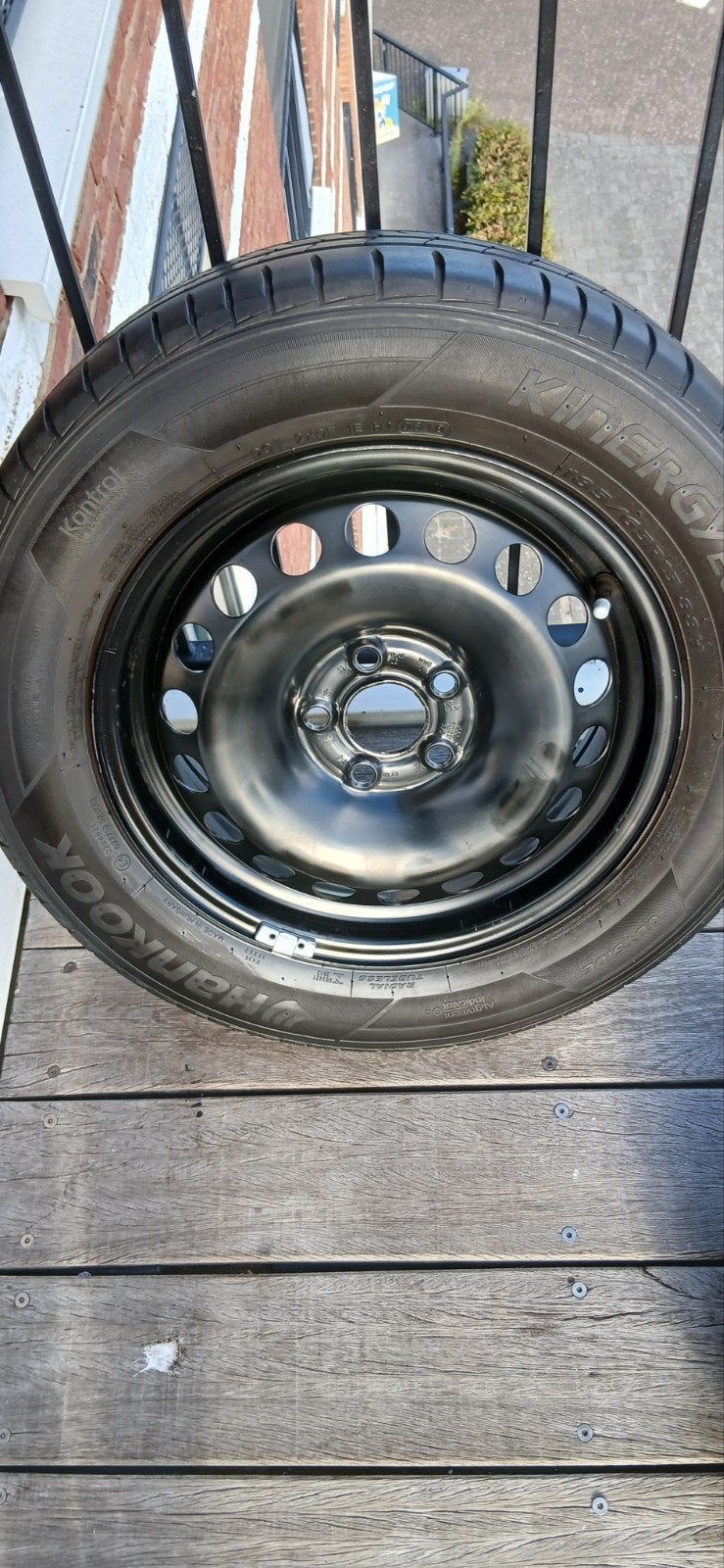 Set 15 inch stalen velgen met Hankook zomerbanden en VW wiel, Ophalen, Zo goed als nieuw
