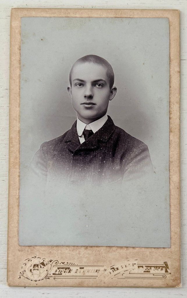 CDV Jongeman in pak, fotograaf Corns. Henning (1905), Gebruikt, Foto, Ophalen of Verzenden, Voor 1940