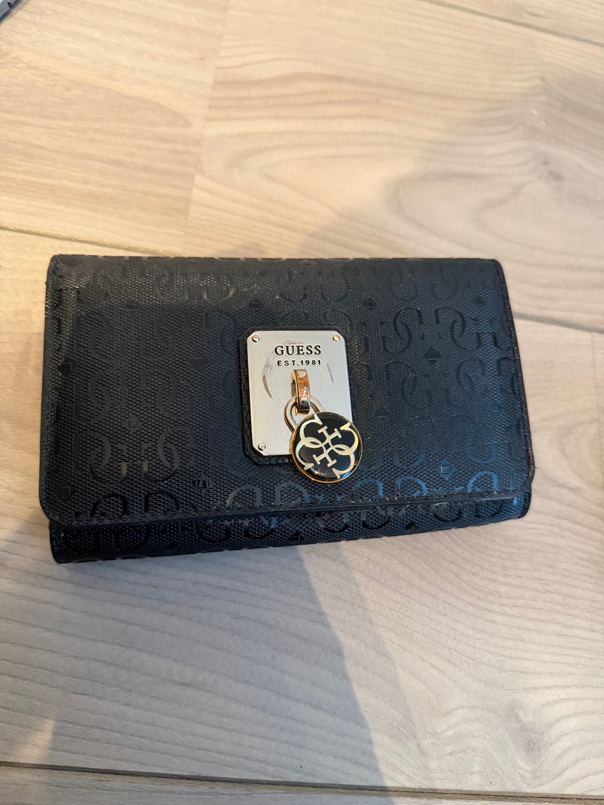 Guess portemonnee zwart met logo en bedel, Gebruikt, Ophalen of Verzenden, Leer, Guess