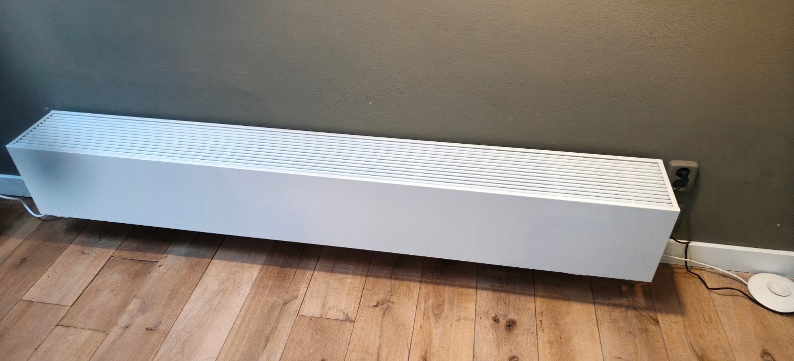 Lange radiator met ombouw - ideaal voor grote ruimtes, Ophalen, Gebruikt, Minder dan 30 cm, Radiator