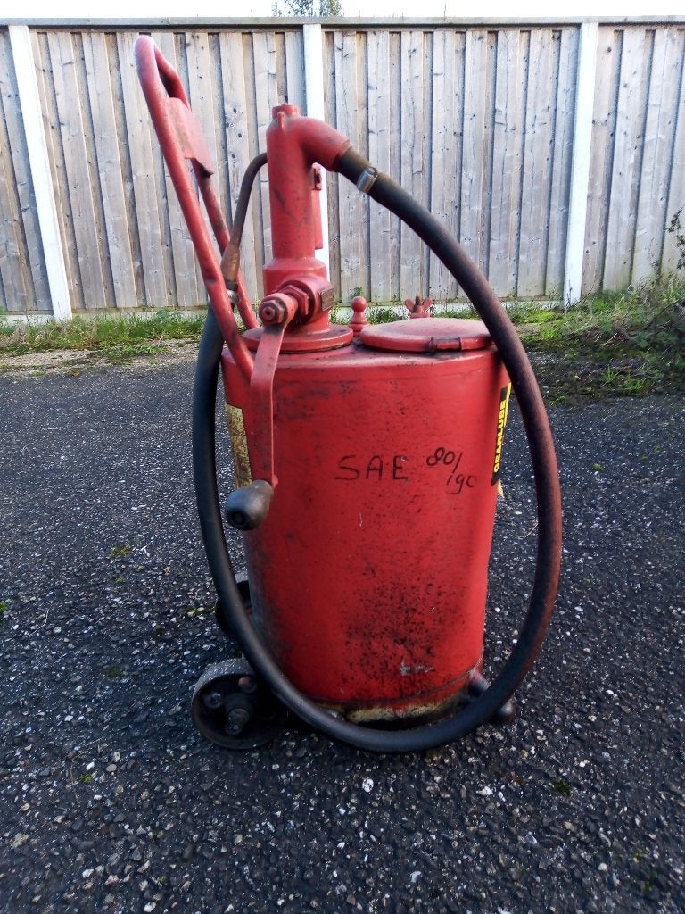 Vintage oliepompwagen, Ophalen