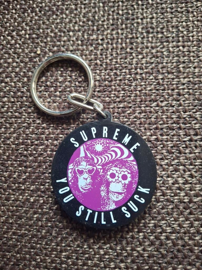 Supreme sleutelhanger 2016 ' you still suck" nieuw, Ophalen of Verzenden, Nieuw, Knuffel of Figuurtje