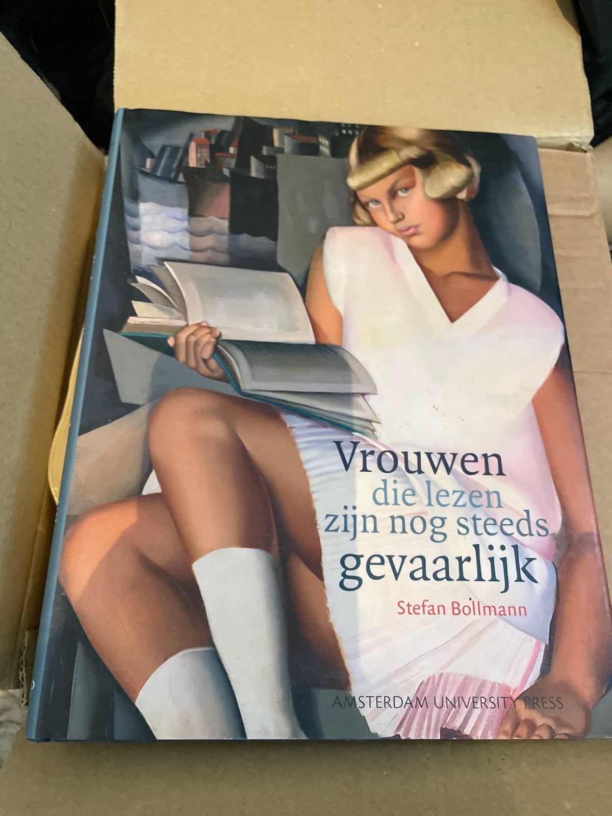 Vrouwen die lezen zijn nog steeds gevaarlijk - Stefan Bollma, Ophalen of Verzenden, Zo goed als nieuw