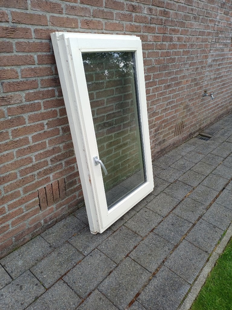 Houten kozijn met draai-kiepraam, Raamkozijn, Zo goed als nieuw, Inclusief glas, 75 tot 150 cm