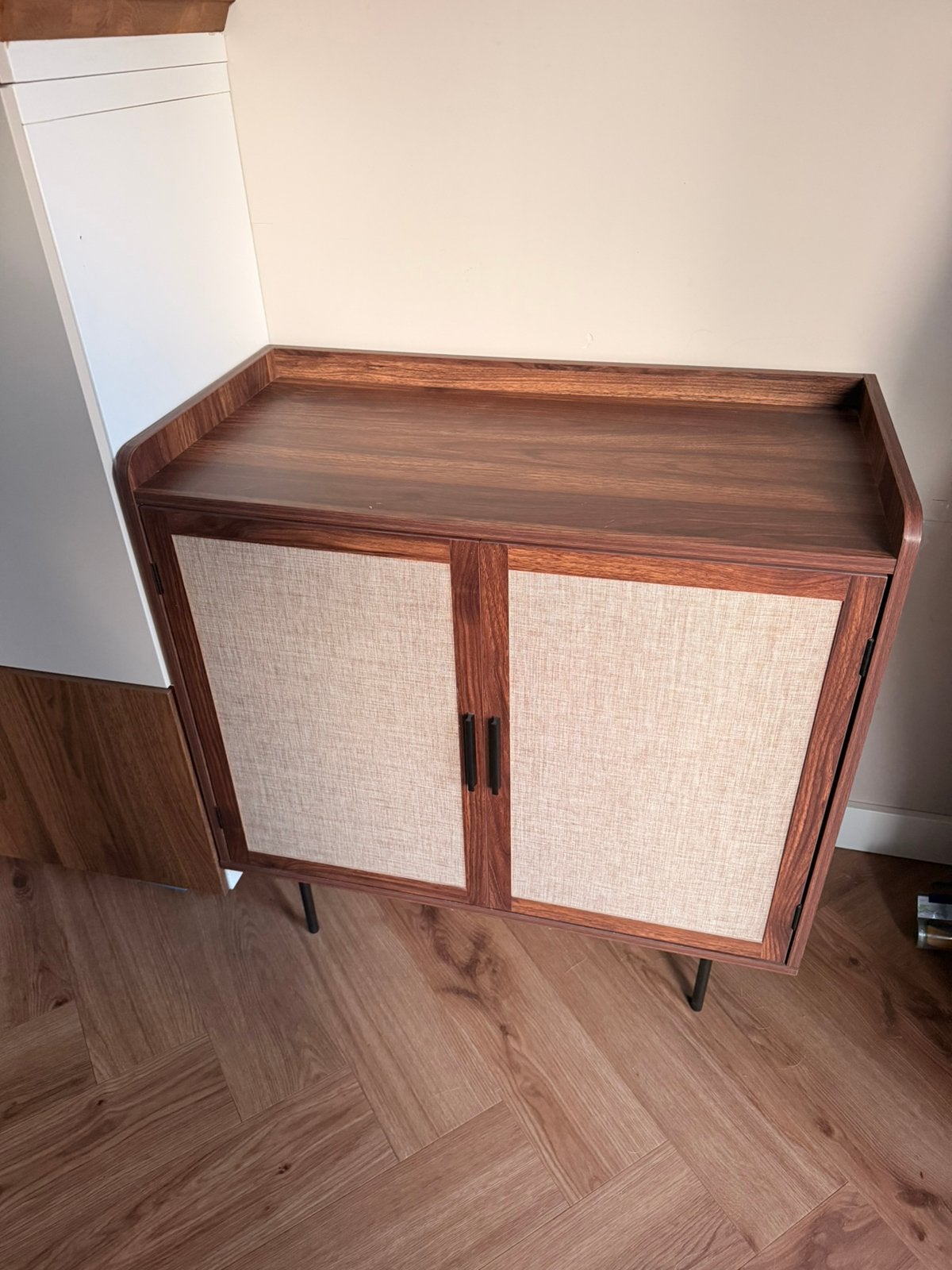 Calicosy jetson dressoir walnoot kleur, Huis en Inrichting, Kasten | Dressoirs, Japandi, Met deur(en), 50 tot 100 cm, Zo goed als nieuw