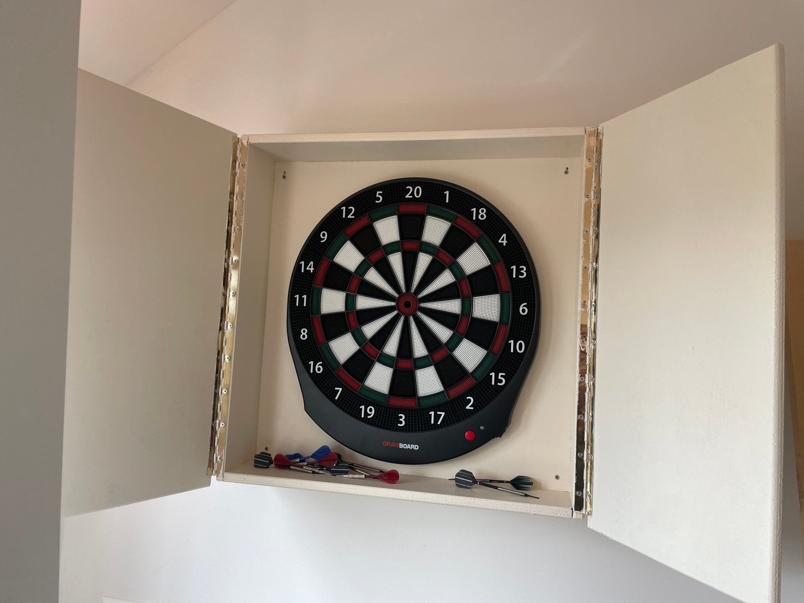 Elektronisch dartbord met pijlen en kast, Ophalen, Zo goed als nieuw, Dartbord met pijlen, Elektronisch