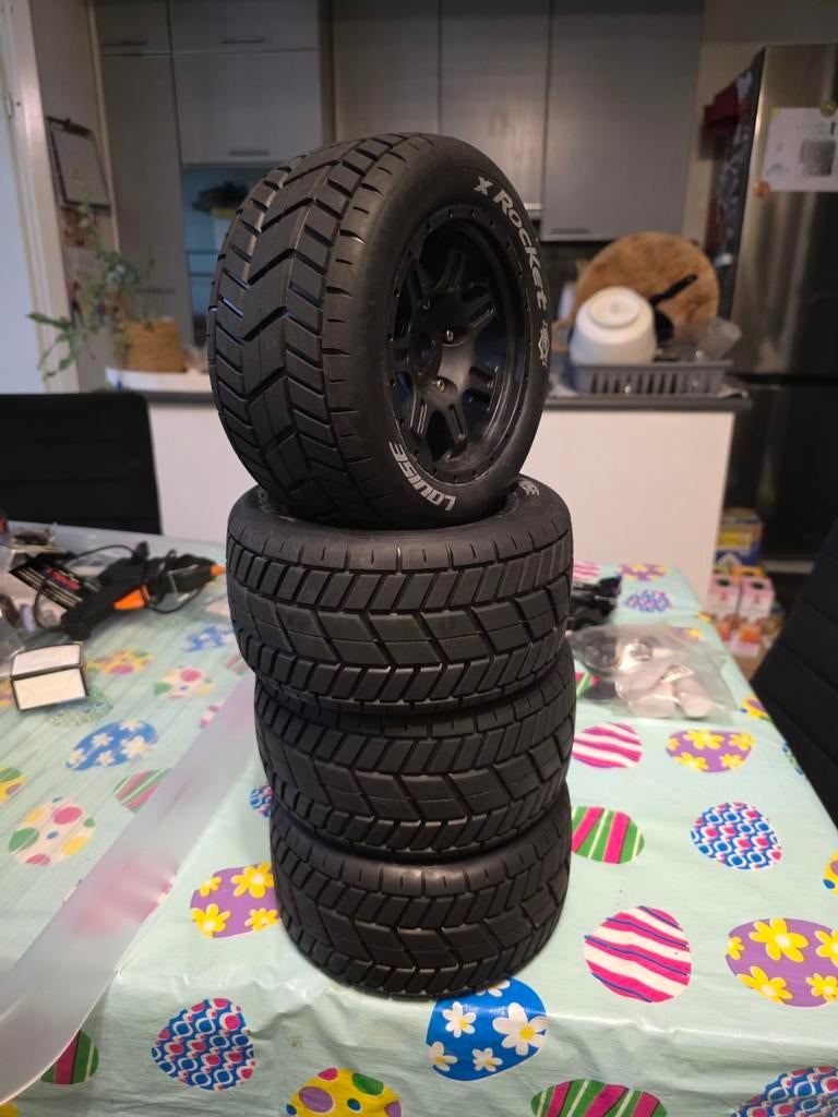 Louise x Rocket MFT banden voor Arrma Kraton/Outcast 8s, Hobby en Vrije tijd, Modelbouw | Radiografisch | Auto's, Ophalen of Verzenden