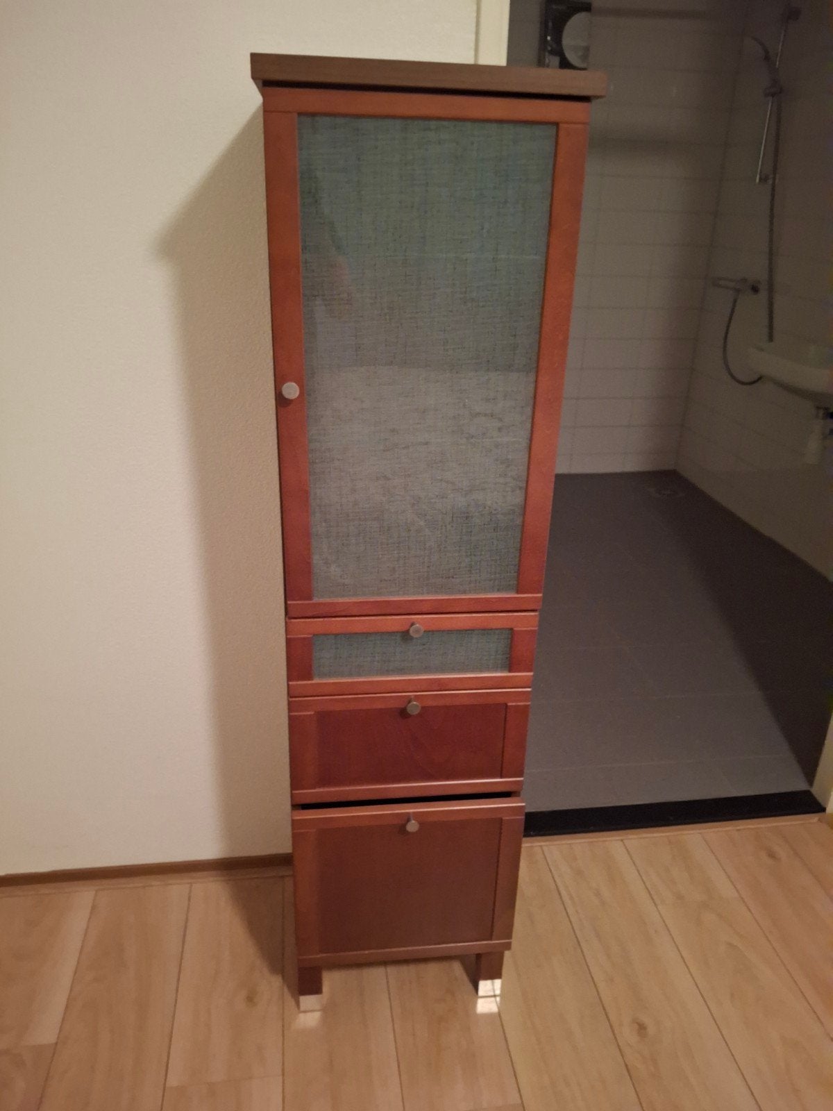Houten badkamerkast met glazen planken en lades, Ophalen, Gebruikt