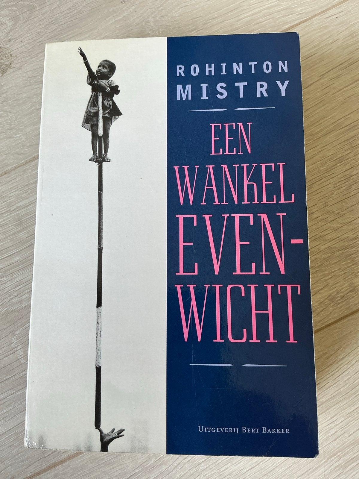 Een Wankel Evenwicht - Rohinton Mistry (Boek), Ophalen of Verzenden, Zo goed als nieuw, Nederland