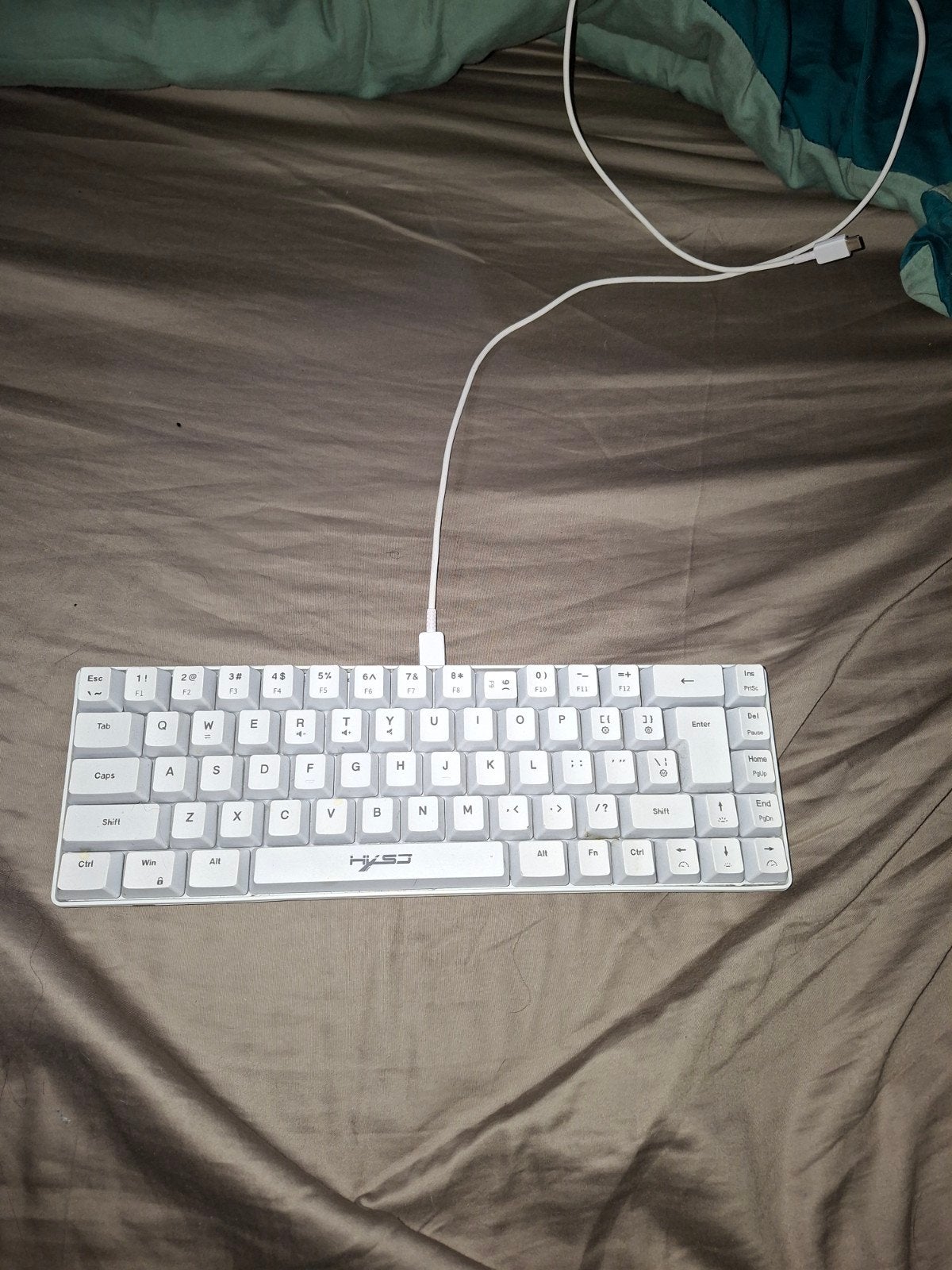 HXSJ V200 68-key RGB Gaming Toetsenbord, Verlichte toetsen, Zo goed als nieuw, Qwerty, Bedraad