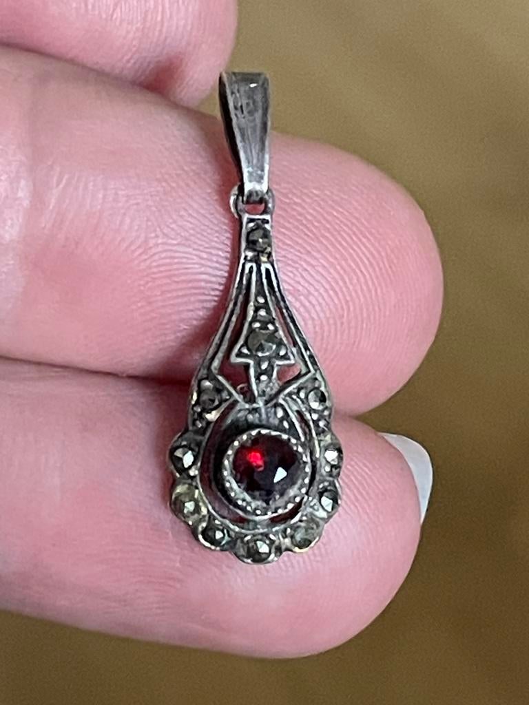 Zilveren hanger met granaat en markesietjes, Sieraden, Tassen en Uiterlijk, Antieke sieraden, Ophalen of Verzenden, Zilver, Ketting