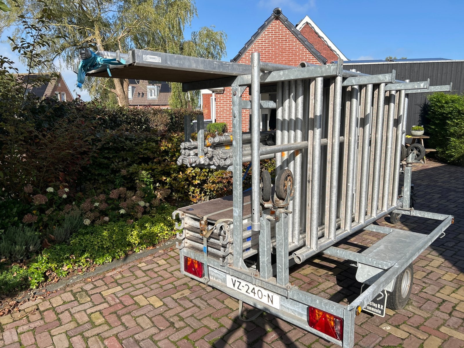 Steigerkar met complete steiger 8 hoge rekken en 2 halve, Ophalen of Verzenden, Gebruikt, Rolsteiger of Kamersteiger, 5 meter of hoger