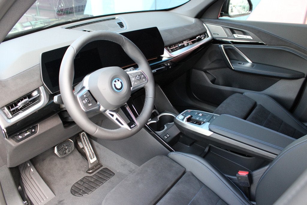 BMW iX1 eDrive20 M Sport / Panoramadak / Trekhaak / Sportsto, Auto's, BMW, Zwart, Zwart, Nieuw, SUV of Terreinwagen