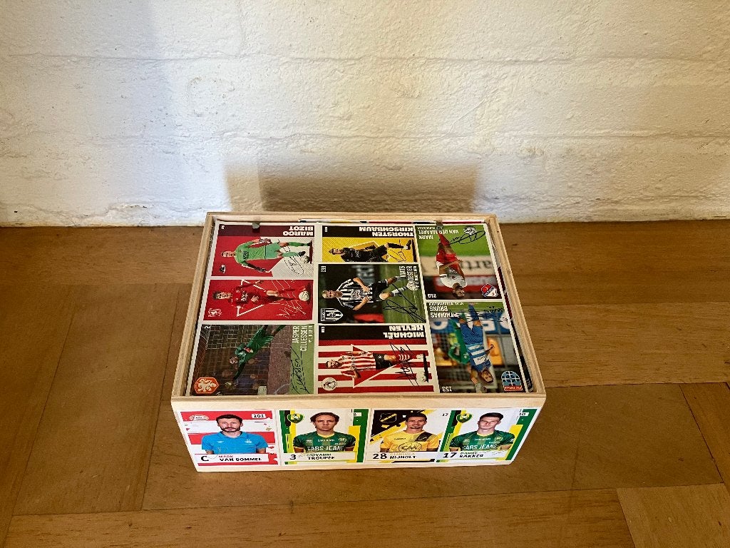 Voetbalplaatjes in houten kistje, Verzenden, Zo goed als nieuw, Overige binnenlandse clubs, Poster, Plaatje of Sticker