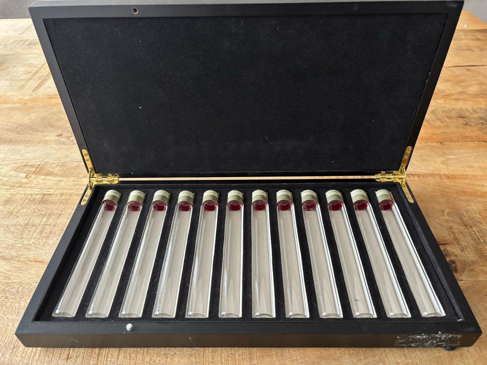 Set van 12 samplebuisjes in zwarte houten kist, Verzamelen, Ophalen of Verzenden, Gebruikt