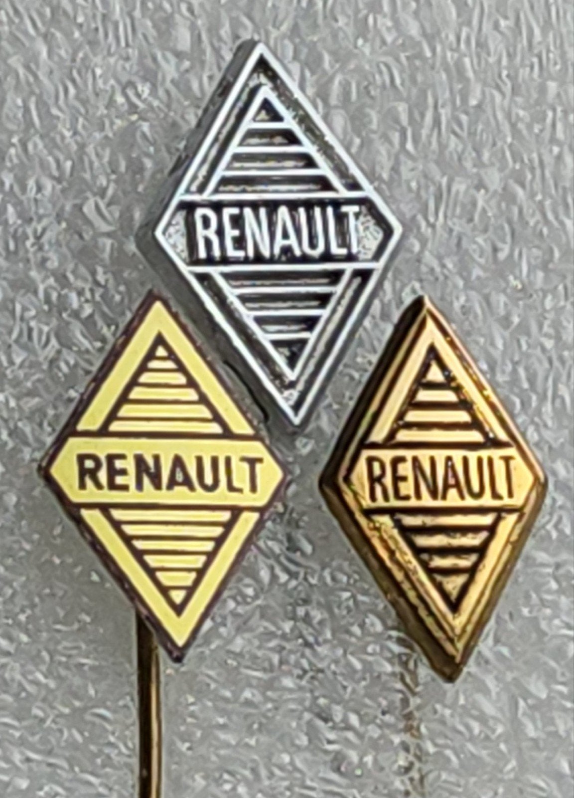 3 Speldjes Renault Logo Vintage, Verzamelen, Ophalen of Verzenden, Gebruikt, Overige onderwerpen, Speldje of Pin