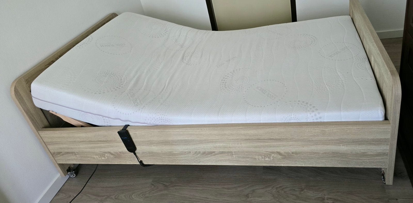 Verstelbaar bed met matras., Huis en Inrichting, Slaapkamer | Bedden, Gebruikt, Twijfelaar, 120 cm, 200 cm, Hout, Bruin, Verstelbaar