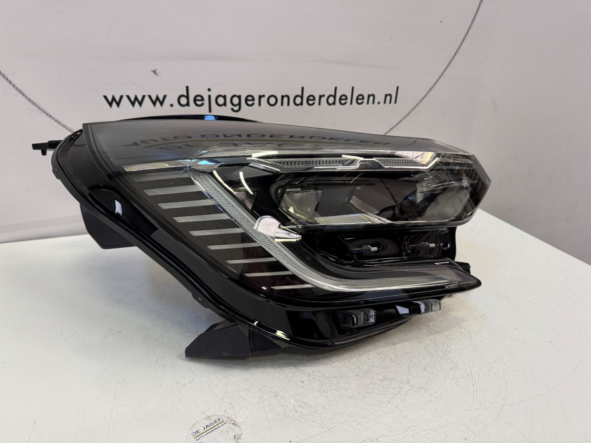 RENAULT CAPTUR II KOPLAMP LED PURE VISION 260104525R RECHTS, Renault Group, Gebruikt, Contact.group@renault.com, Renault