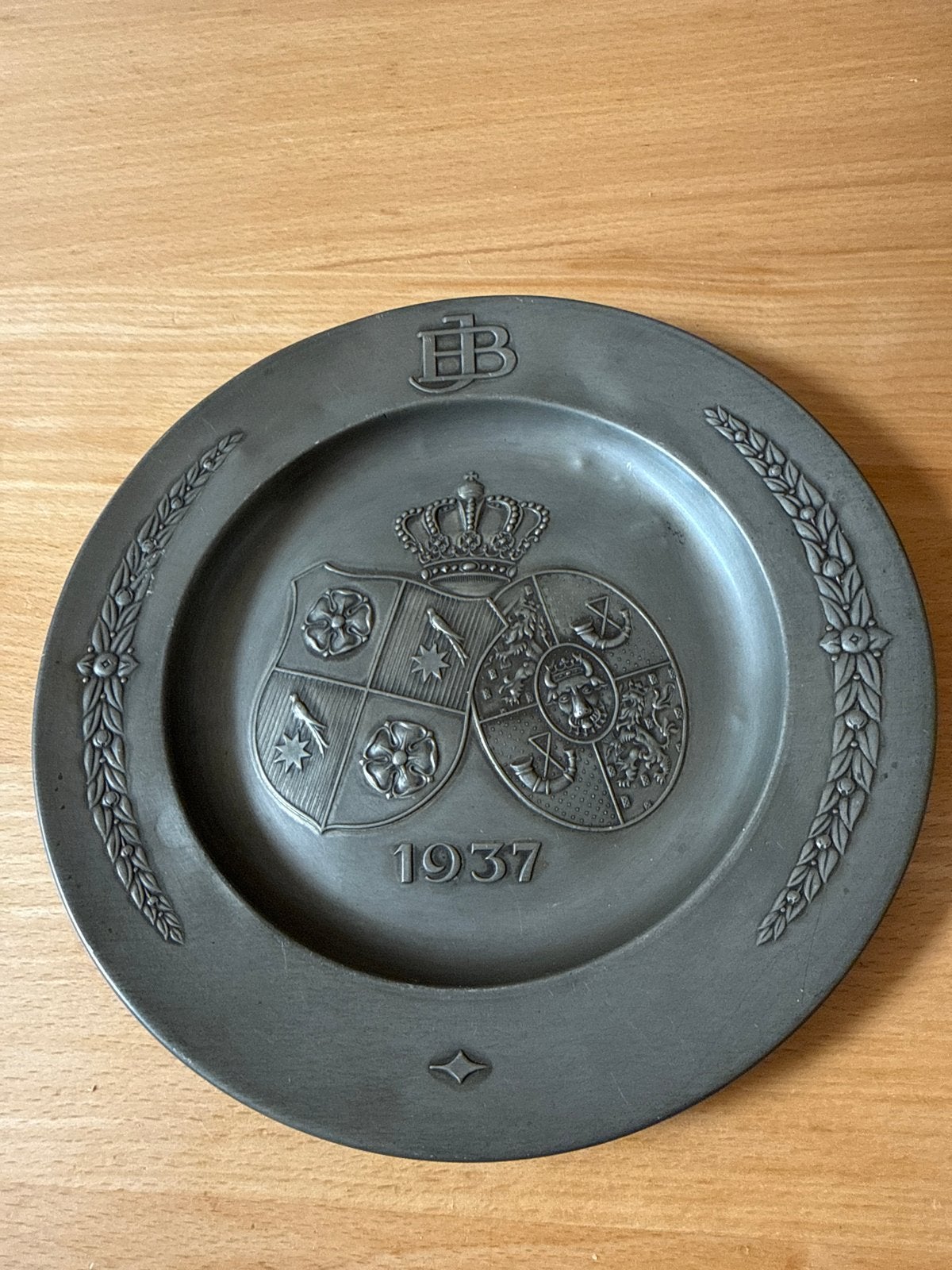 herdenkingsplaat 1937 met wapenschilden Juliana Bernhard, Verzamelen, Koninklijk Huis en Royalty, Ophalen of Verzenden, Gebruikt