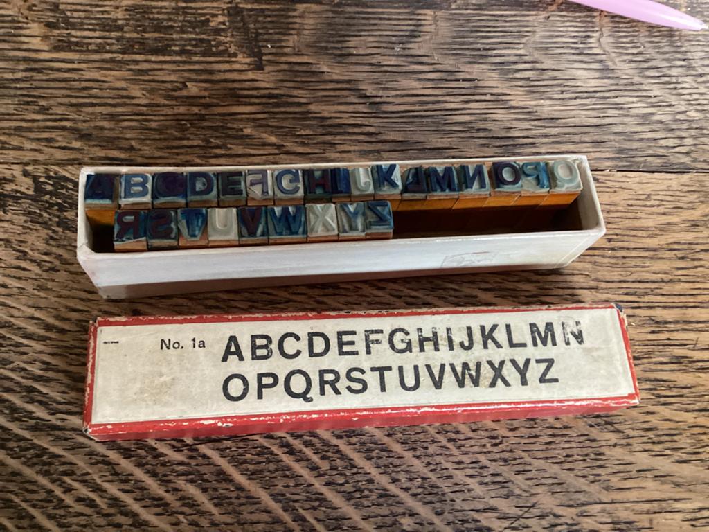 Oude stempels in goede staat ABC compleet voor, € 12,50, Antiek en Kunst, Curiosa en Brocante, Ophalen of Verzenden