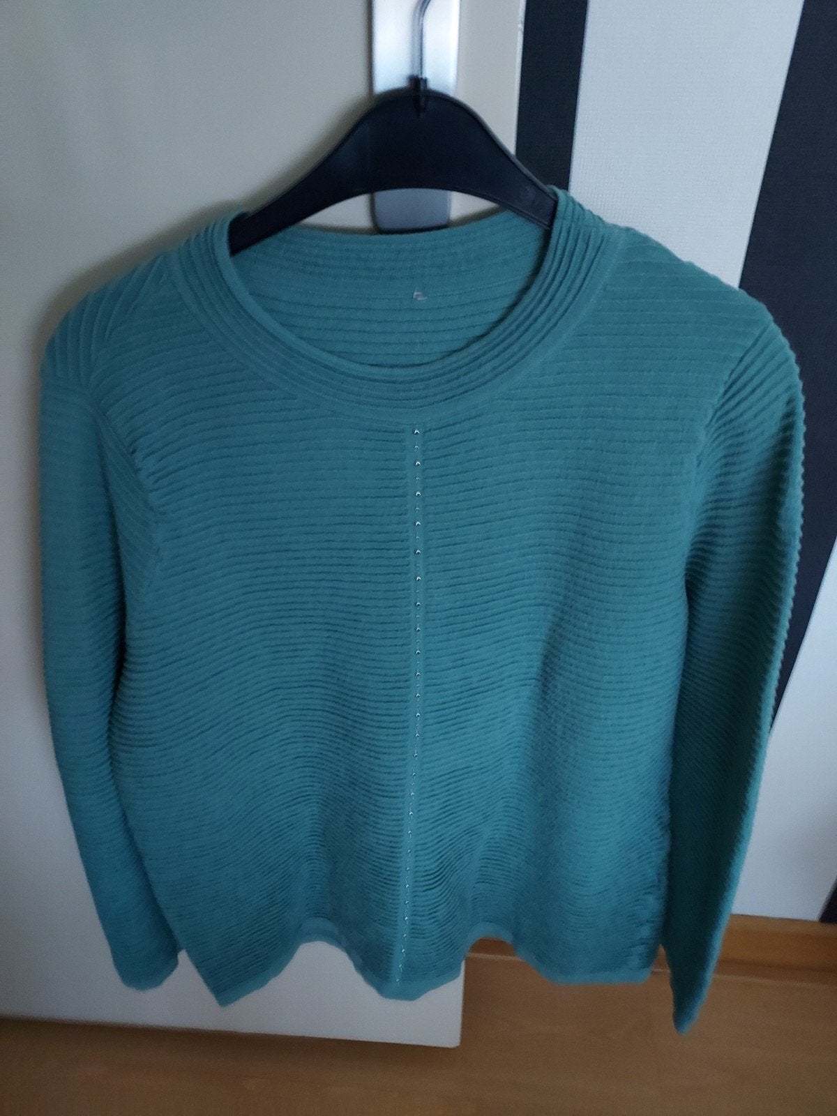 Groene trui met lange mouwen en subtiele details, Ophalen of Verzenden, Zo goed als nieuw, Maat 42/44 (L), Groen