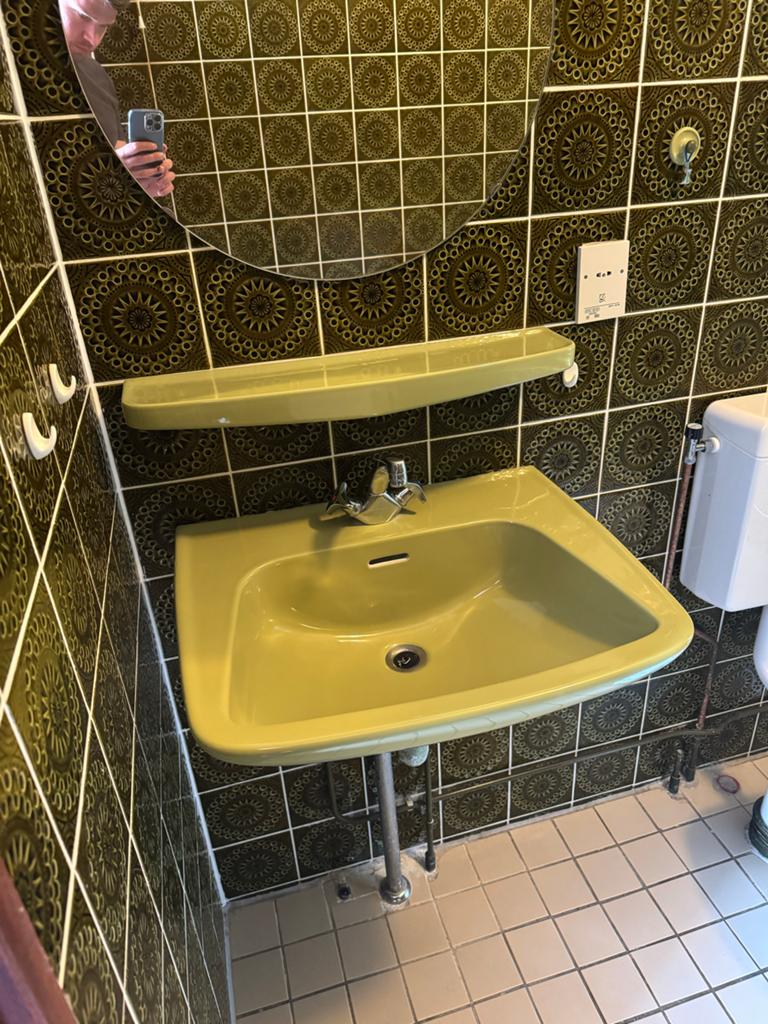 Retro badkamerset: 2 wasbakken met planchet en toilet, Ophalen of Verzenden, Gebruikt, Toilet