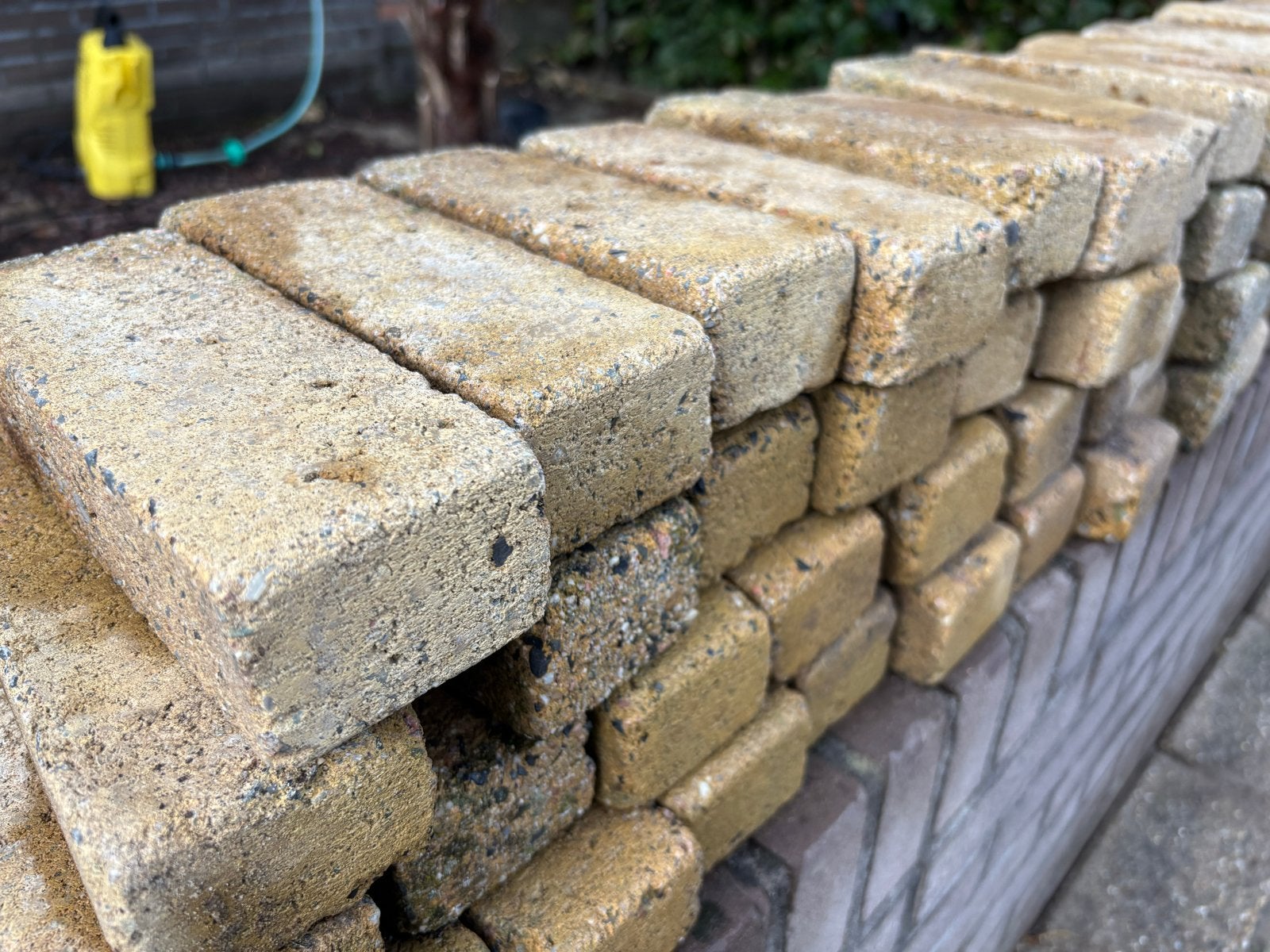 Gebruikte zandkleurige bakstenen voor tuin of project, Ophalen, Gebruikt, Bakstenen