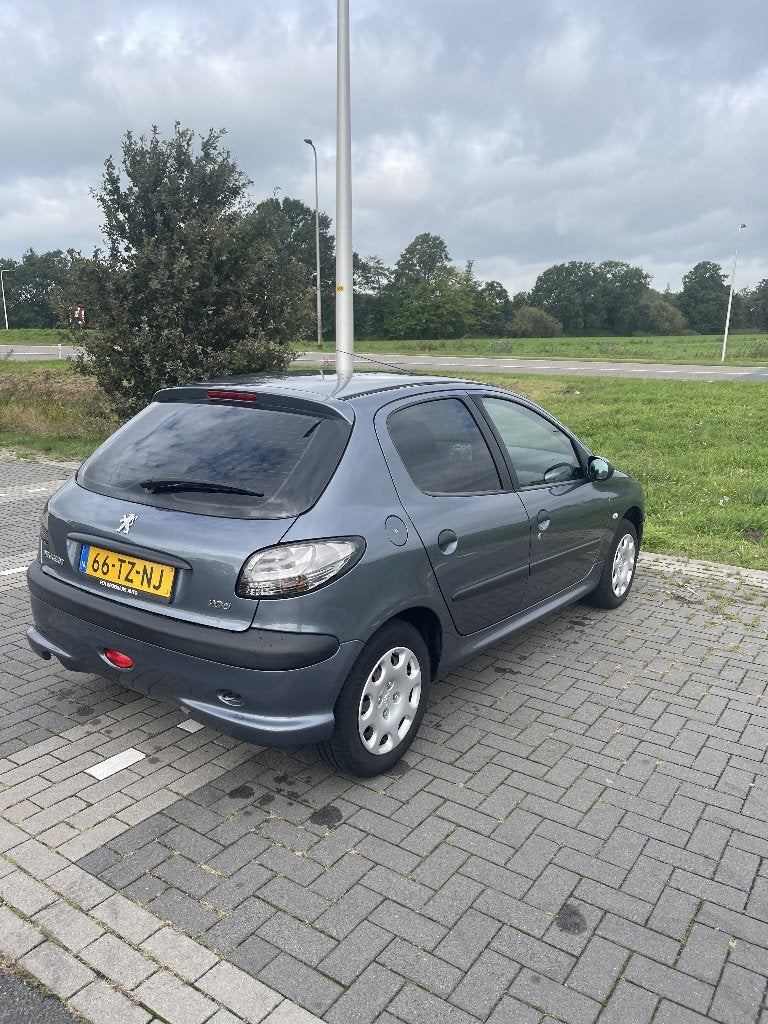 Peugeot 206 1.4 5D 2007 Grijs, Auto's, Voorwielaandrijving, Dealer onderhouden, 31 €/maand, 4 cilinders
