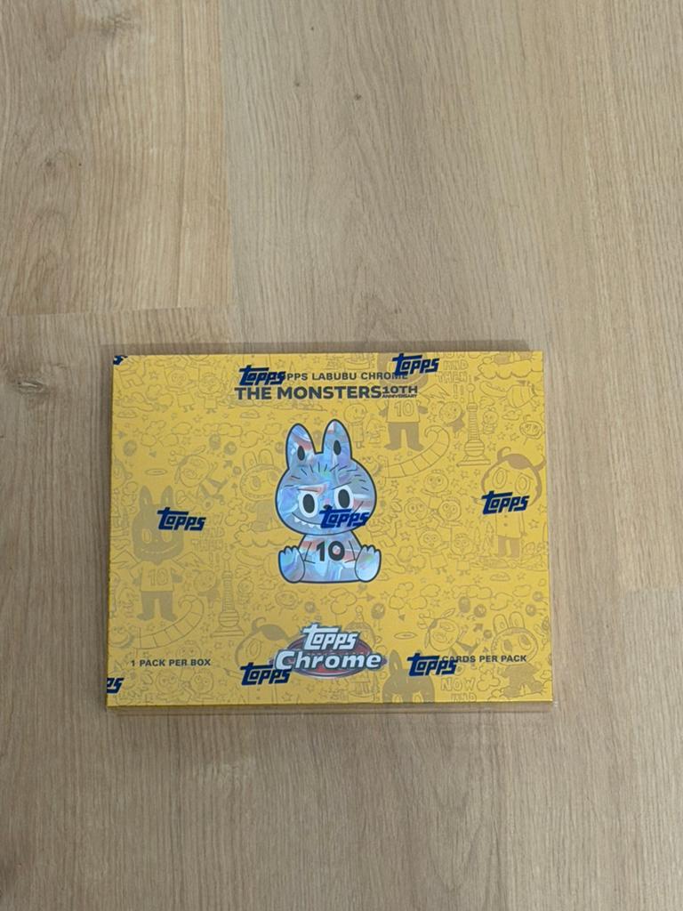 Topps Labubu Chrome Hobby Box, Ophalen of Verzenden, Nieuw, Boosterbox