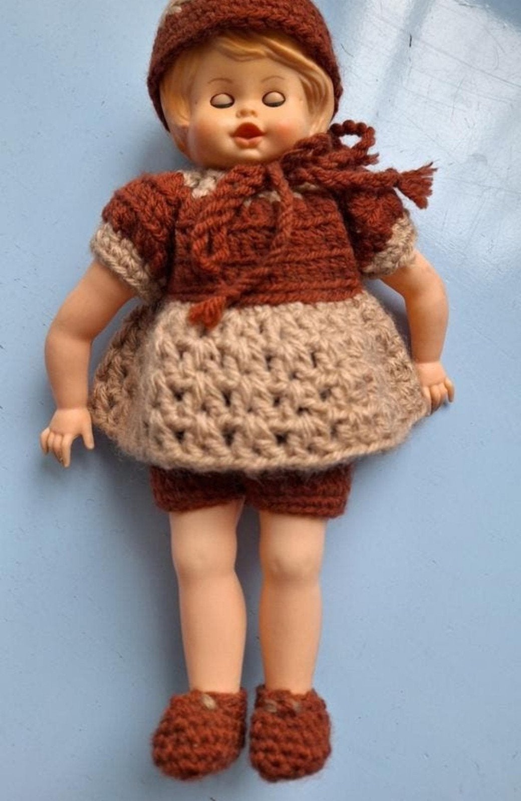 Vintage jaren '60 popje met originele gehaakte outfit, Ophalen of Verzenden, Gebruikt, Pop