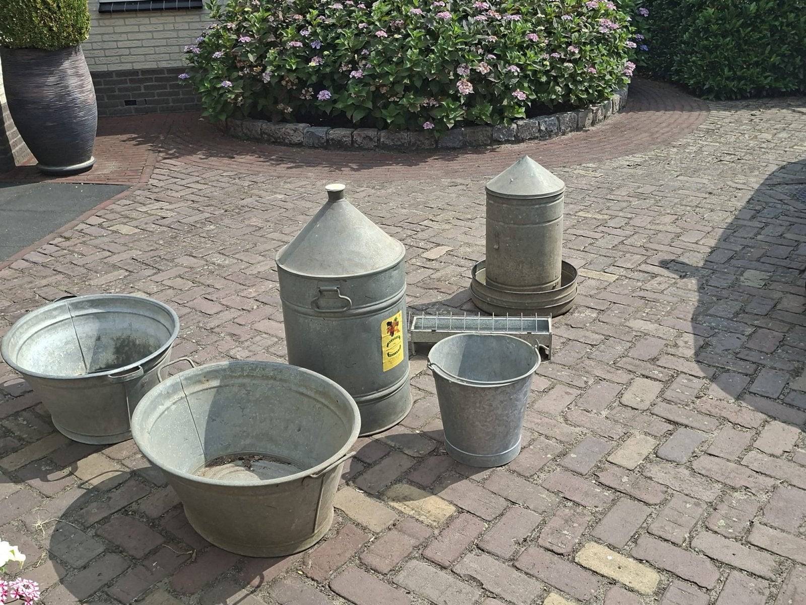 Diverse zinken items: emmers, voederbakken en meer, Ophalen
