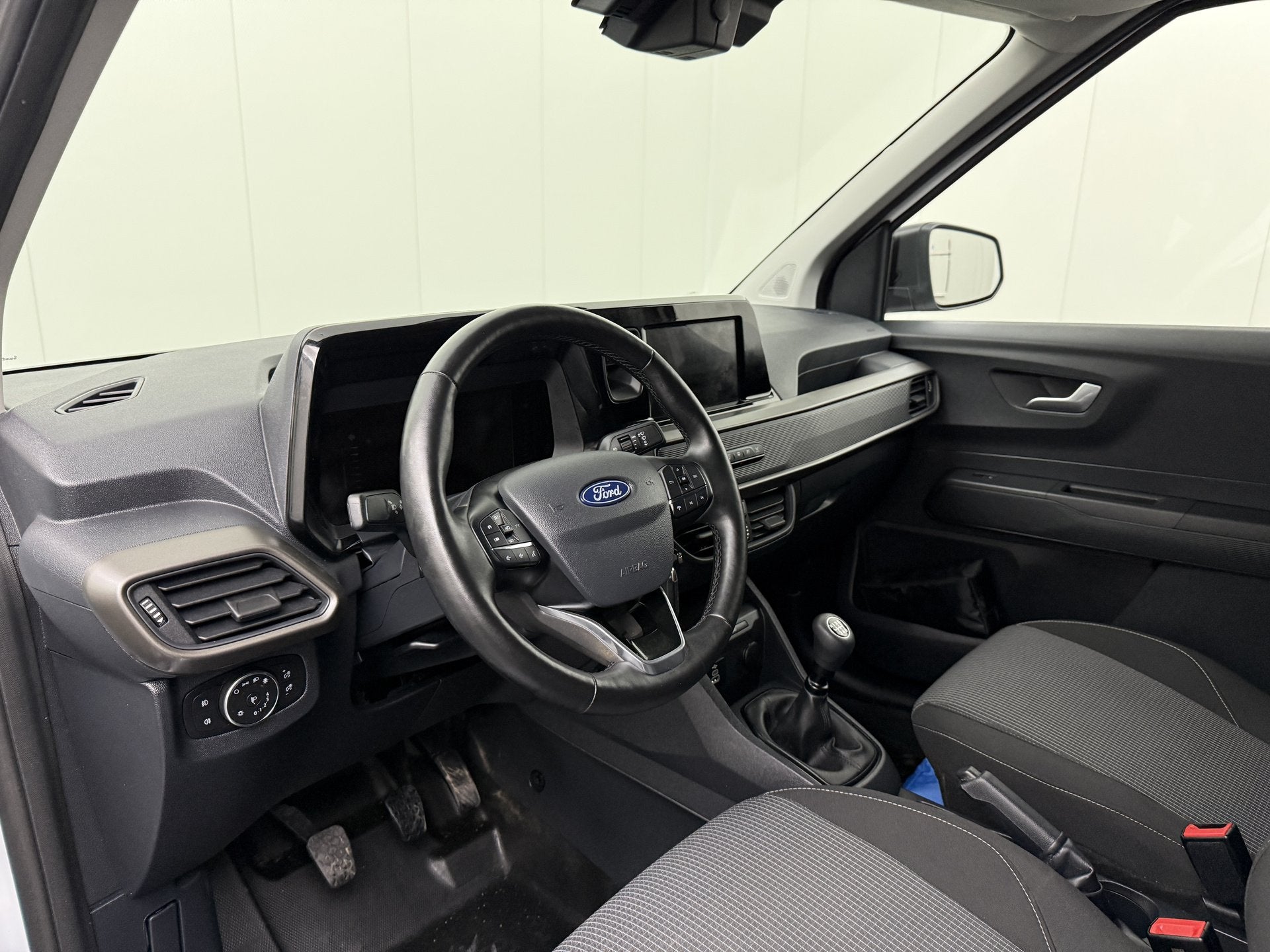 Ford Transit Courier Ecoblue | Navigatie | Camera | Airco |, Auto's, Bestelauto's, Gebruikt, Zwart, Multifunctioneel stuurwiel