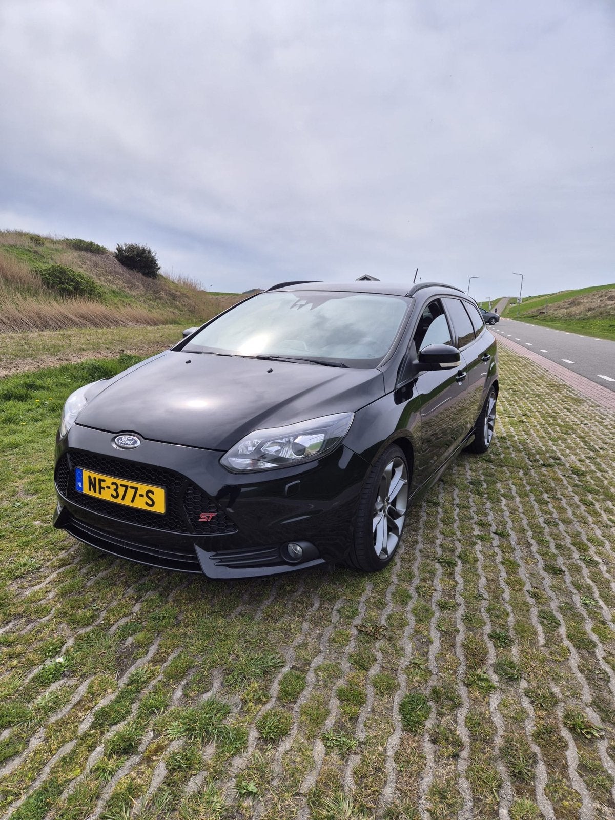 Ford Focus 2.0 Ecoboost 184KW Wagon 2014 Zwart, Auto's, Ford, 4 cilinders, Zwart, 14 km/l, Handgeschakeld
