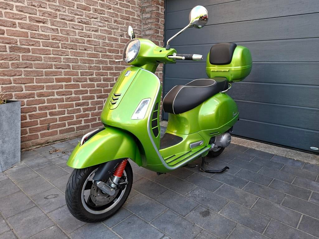 Vespa gts 300 lage km stand!!, Scooter, 300 cc, Particulier, Automaat